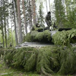 Naamioitu Leopard-panssarivaunu Karjalan prikaatin järjestämässä Karelian Sword 25 -sotaharjoituksessa Kouvolan Pahkajärvellä toukokuussa. LEHTIKUVA / Markku Ulander.