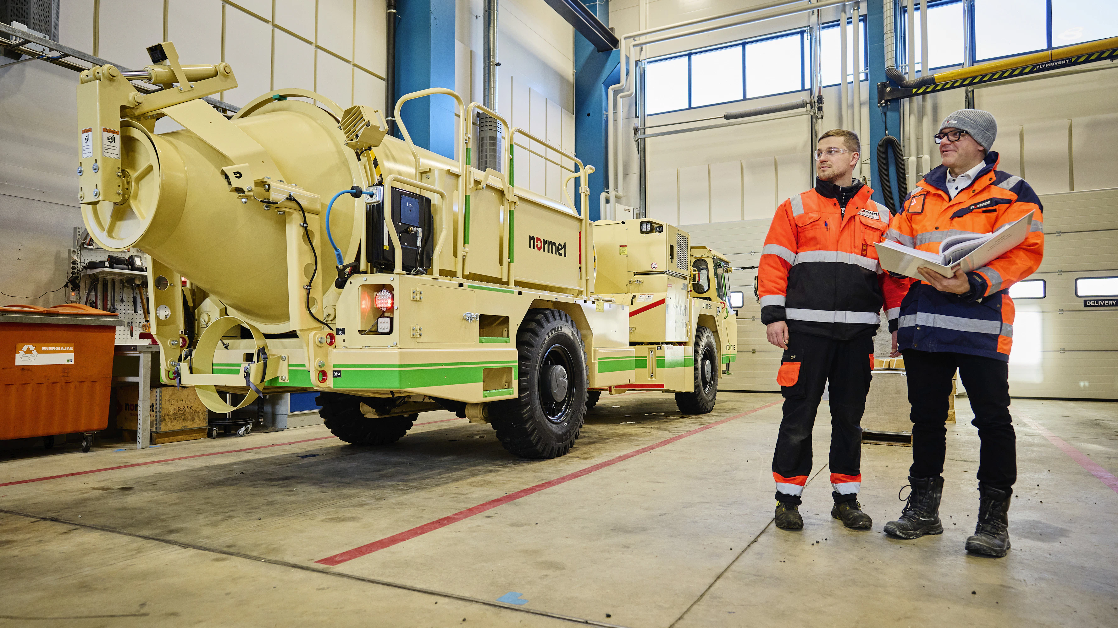 Asentaja Artur Laidinen ja Ville Kauhanen tarkastavat luovutukseen lähtevän sähkökäyttöisen Utimec betoninkuljetusauton tiedot.