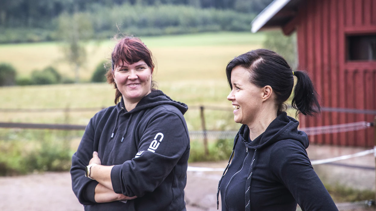 Mira Ruotsalainen (vas.) ja Katri Keränen ovat molemmat kotoisin Kiuruvedeltä, mutta he tutustuivat vasta Myrskylässä.