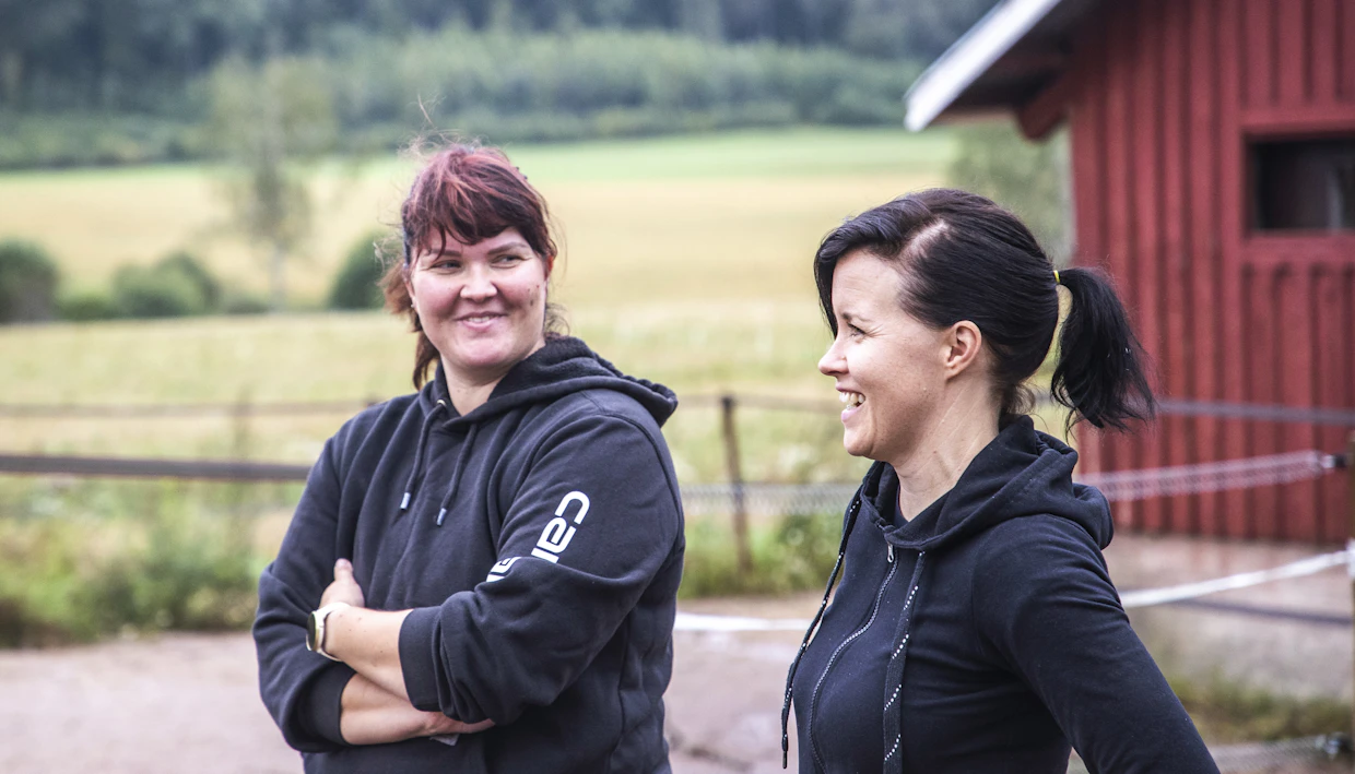 Mira Ruotsalainen ja Katri Keränen ovat molemmat kotoisin Kiuruvedeltä, mutta he tutustuivat vasta muutettuaan Myrskylään.
