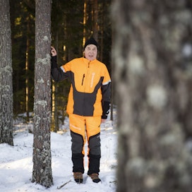 Maskulainen Sauli Lehto on innokas oman metsän hoitaja. Hän kuvailee Mynämäessä sijaitsevaa palstaansa terapeuttiseksi paikaksi.
