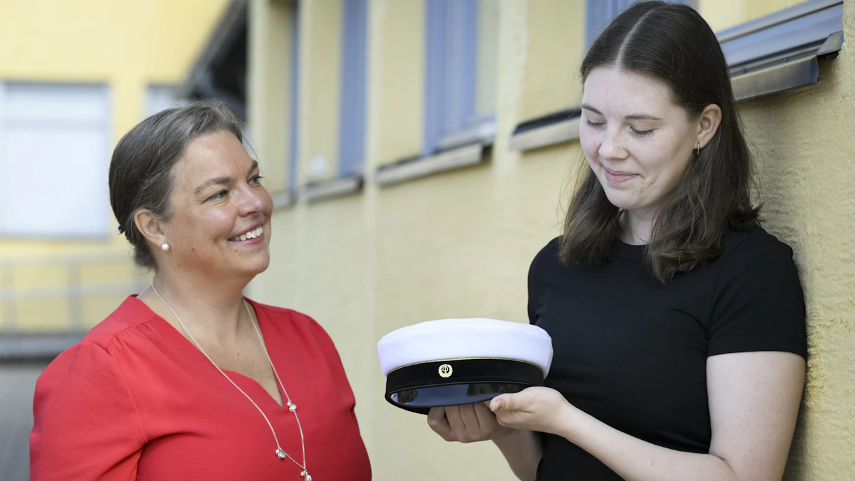 Suomen lukiokoulutus on vertailun perusteella hyvin tasalaatuista. Kuvassa Loviisan lukion rehtori Laura Tenhunen (vas.) ja valmistuva ylioppilas Siru Jakobsson.