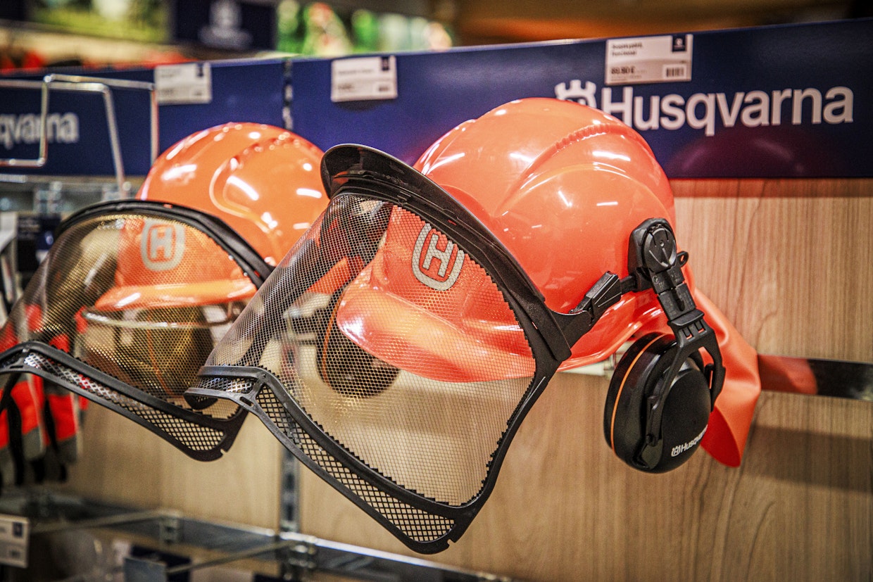 Riihimäen Teollisuuspalvelu myy pienkoneiden lisäksi työvaatteita, henkilösuojaimia, erilaisia työkaluja sekä varaosia kuten laakereita, hihnoja ja hydrauliikkaletkuja.