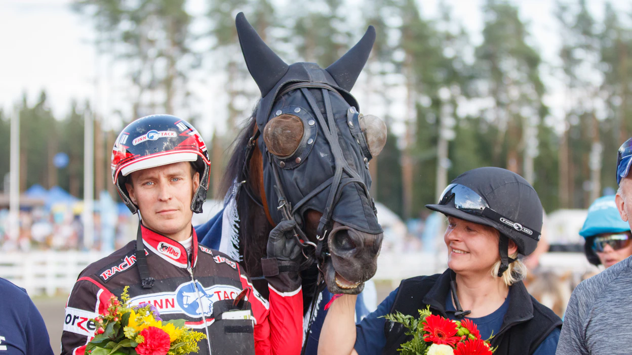 Teija Kettusen ja Jari Pöyhösen kotikasvatti Brisenda on juossut ennätyksen 11,1a ja voittanut 15 kertaa. Kuvassa Kettunen ja Brisenda ovat seremonioissa Sami Vehviläisen ohjastaman Cartivet Meeting -finaalivoiton jälkeen St Michel -lauantaina 2019.