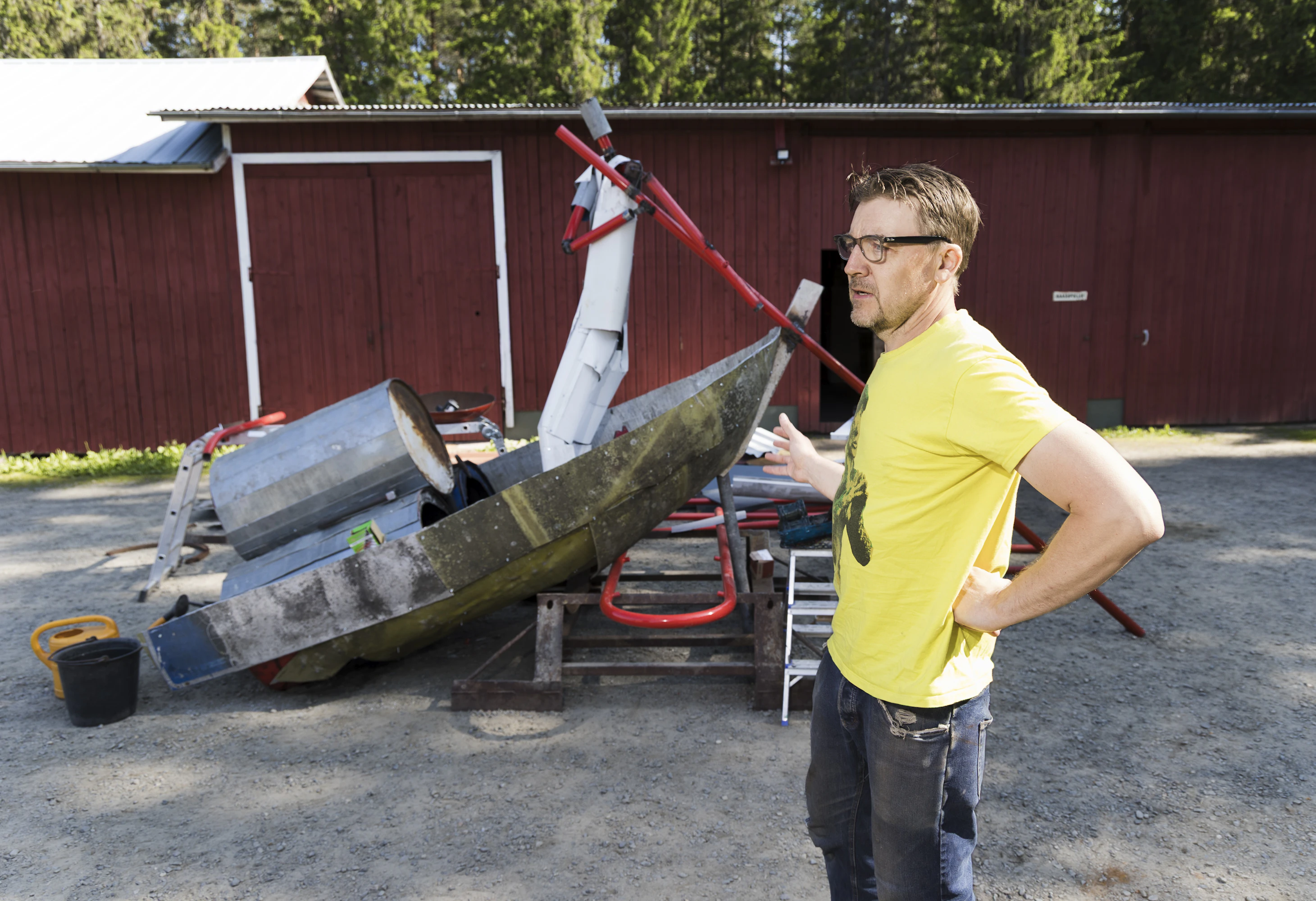 ITE-taiteilija Jussi Ruusulampi rakensi kesäkuussa Koskiluotsi-nimistä teosta, joka kuvaa tervankuljetusperinnettä Oulujoella.
