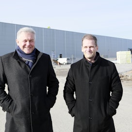 Pekka Kuusniemi ja Mika Saarinen kuvattuna vuonna 2020, jolloin uutta tehdasrakennusta pystytettiin. Nyt uudet tuotteet ovat löytäneet markkinansa.