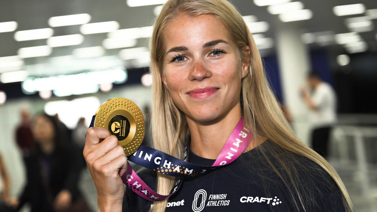 Tuore maratonin Euroopan mestari Alisa Vainio palasi Suomeen Britannian Birminghamista maanantaina. EMMI KORHONEN / LEHTIKUVA.