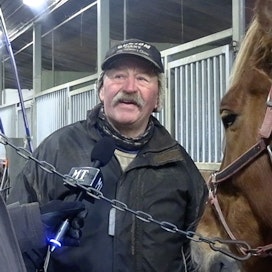 Veikko Leinonen (oik.) kertoo kokemuksistaan hevosten parissa Juha Jokisen haastattelussa.