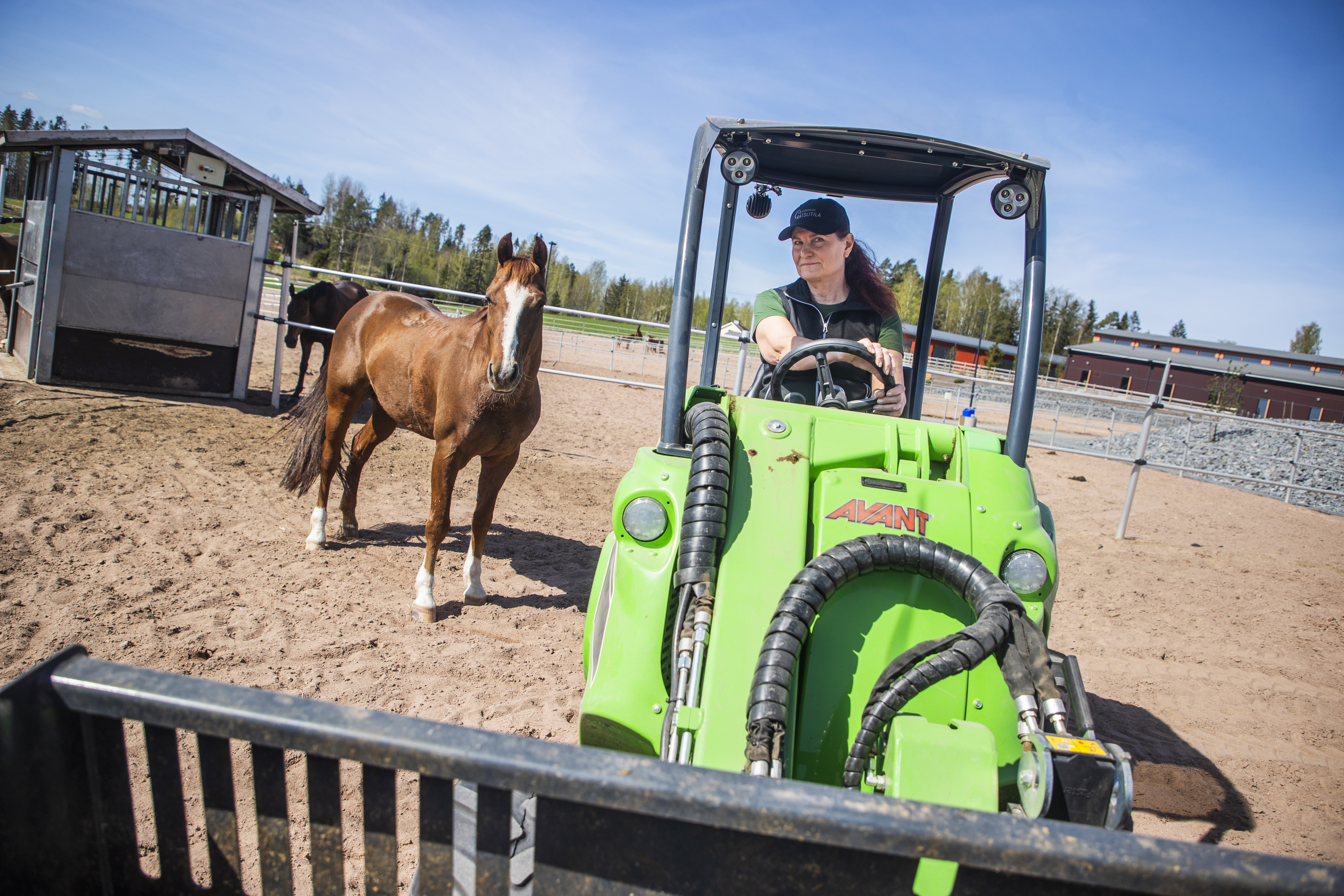 Tallimestari Jaana Sorvaniemi pitää Kärppälän ratsutilan langat käsissään. Hän vastaa tallin lisäksi yrityksen markkinoinnista tapahtumapaikaksi.