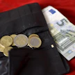 Intrumin analyysin mukaan vakavat velkaongelmat ovat vähentyneet. LEHTIKUVA / HEIKKI SAUKKOMAA.