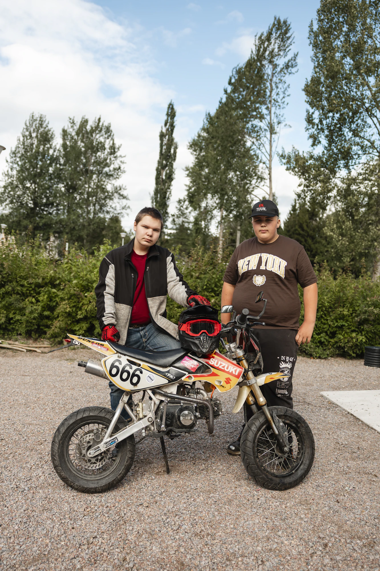 Yläkoululaiset Toivo Lääninpää (vas.) ja Niko Nevala rassaavat Toivon ”kiinanmiinaa” kunnan järjestämän mopokorjaamon edessä.