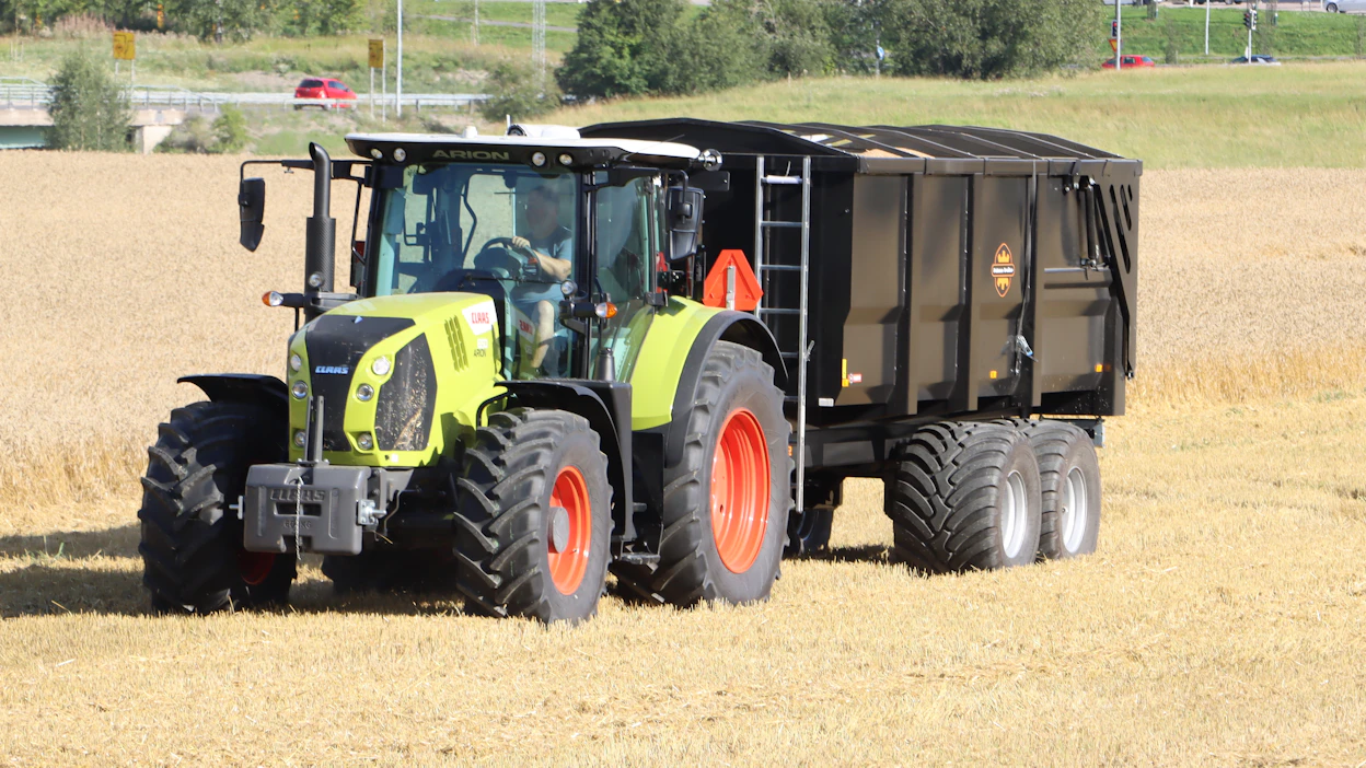 Koneviesti kokeili Claas Arion 650 CIS Hexashift-traktoria syksyn 2023 töissä. Traktorilla vedettiin kultivaattoreita, perävaunuja ja kylvökonetta yhteensä noin 90 tuntia. Claas Arion 650 -traktorin teho on 185 hv ja paino n. seitsemän tonnia. 24-portaisessa powershift-vaihteiston hyvin toimiva automatiikka helpottaa käyttöä ja sopii hyvin kylvötöihin. Moottori saavuttaa suurimman tehonsa kaikilla vaihteilla, mikä helpottaa oikean nopeusalueen valintaa – kuljettajan ei tarvitse ajaa liian suurella vaihteella vain saadakseen lisätehon kytkeytymään. 110 litran hydrauliikka riittää hyvin kylvökoneen puhaltimen pyöritykseen.
