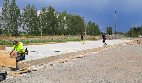 Kouvolan raviradalle rakennetaan uutta 16-paikkaista valjastuskatosta.