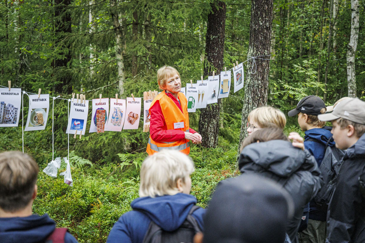 Mirja Alve opettaa kuudesluokkalaisille, miten yllättävät tuotteet voivat sisältää puupohjaisia raaka-aineita.