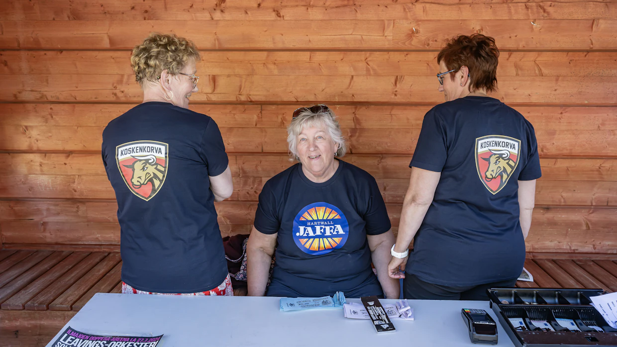 Kökkäaate kulkee suvussa. Sisarukset Tarja Hämäläinen, Päivi Metsälehto ja Seija Paakkinen vastaavat lipunmyynnistä ja fanikioskista.