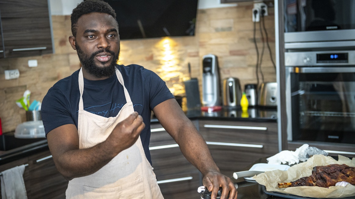 Nigeriassa syntyneelle Isaac Olufuwalle vuohenliha on perusruokaa.