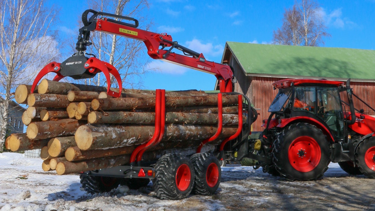 Slovenialainen Vitli Krpan d.o.o. on kokenut työlaitevalmistaja. Metsäperävaunuja on valmistettu vasta vuodesta 2015, nyt malliston uudistus on käynnissä. Koneviesti kokeili uutta 10 tonnin kantavuuden yhdistelmää kevättalvella.