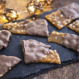 Suklaakrokantti, eli tuttavallisemmin daim-suklaa, on rouskuva, suklaalla viimeistelty karkkiherkku. Kovat karkit sopivat myös joulumuistamisiksi.
