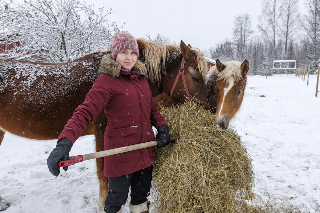 Vuotiaan Tuli-Santun (oik.) koulutus on jatkossa Irene Kuhmosen harrastuksista tärkeimpiä, kun väitöskirja ei enää vie aikaa. Kuvassa myös Santun emä Tuli-Helmi.
