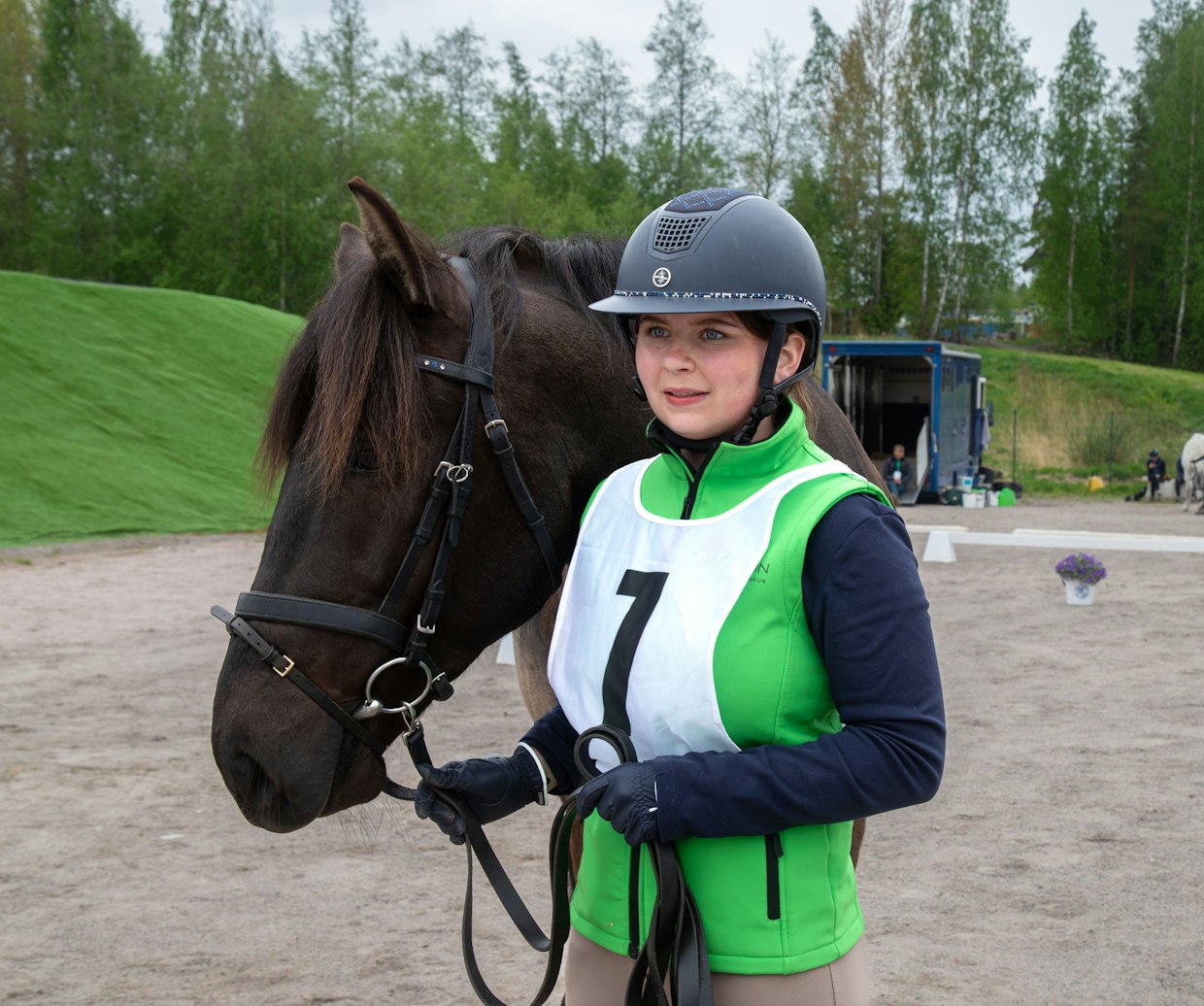 ”Hevoset ovat aina olleet mulla osana elämää, eikä ilman osaisi ollakaan. Niiden kanssa on haastetta ja joutuu oikeasti olla läsnä. Pidän niitä parhaina kavereina. Kun ne eivät osaa puhua, ne näyttävät teoillaan, ja niin ne ovat välillä helpompiakin kuin ihmiset”, Sara Lahtinen pohtii.