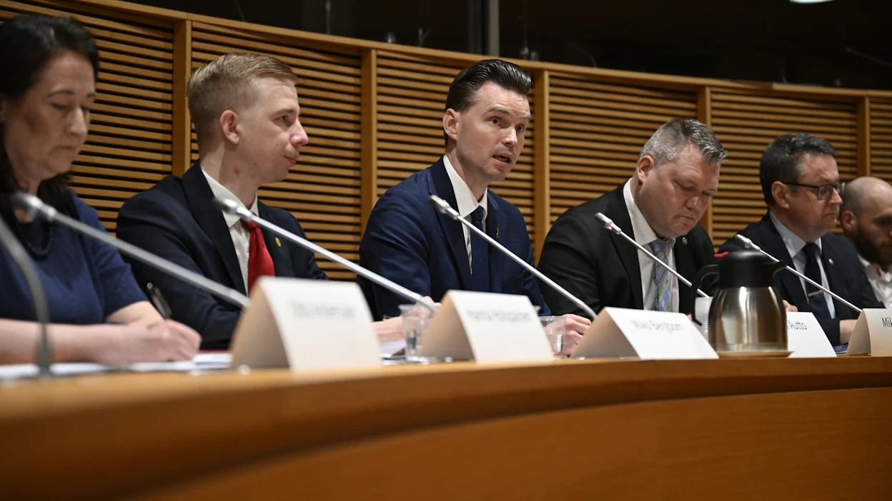 Heikki Auton (kesk.) johtama puolustusvaliokunta piti tiedotustilaisuuden mietinnön valmistuttua. MIKKO STIG / LEHTIKUVA.