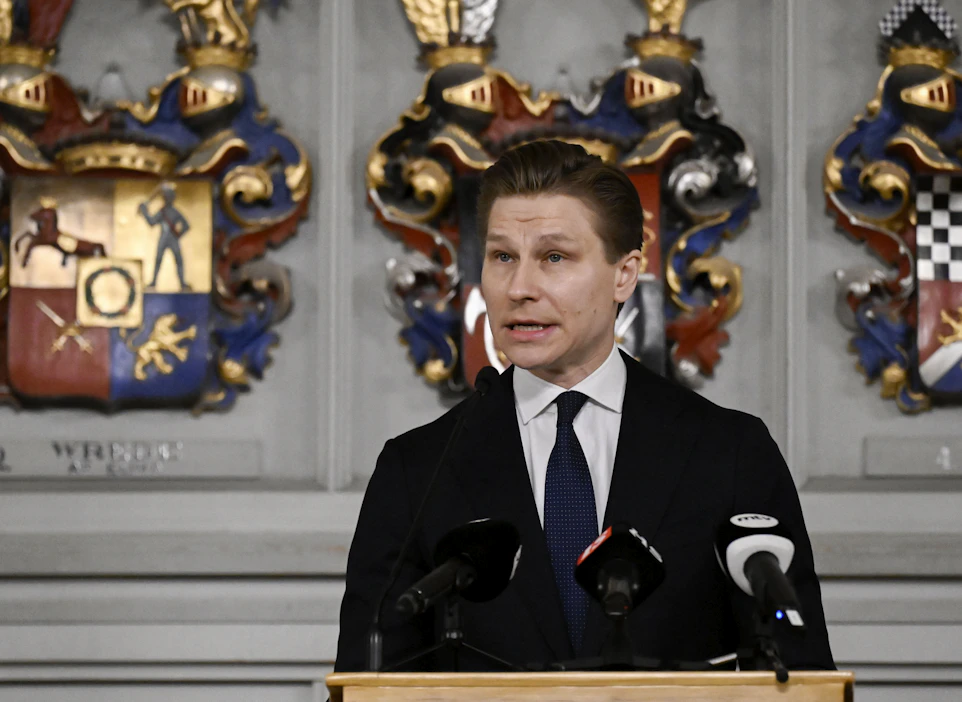 Puolustusministeri Antti Häkkänen puhui maanantaina valtakunnallisen maanpuolustuskurssin avajaisissa Ritarihuoneella Helsingissä. LEHTIKUVA / Markku Ulander.