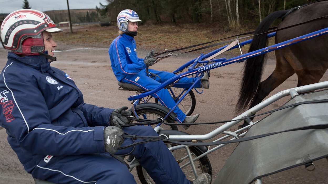 Harri Koivunen on tyytyväinen valmennettaviensa menestykseen kuluvana vuonna. Treenikaverina Harrin poika Olli Koivunen, joka ajaa valtaosan tallin hevosten starteista.