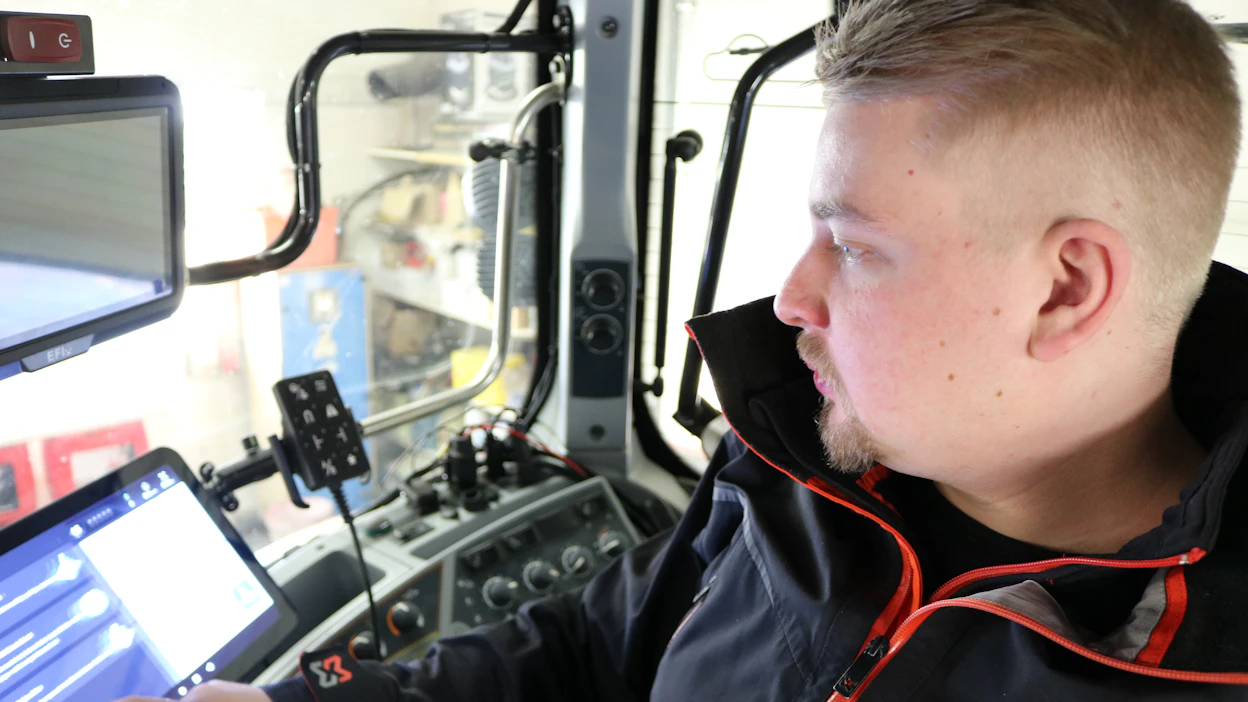 Mikko Pihlajamäki esittelee edustamansa yrityksen tuoreinta tuoteperheen jäsentä, uuden sukupolven automaattiohjausta.