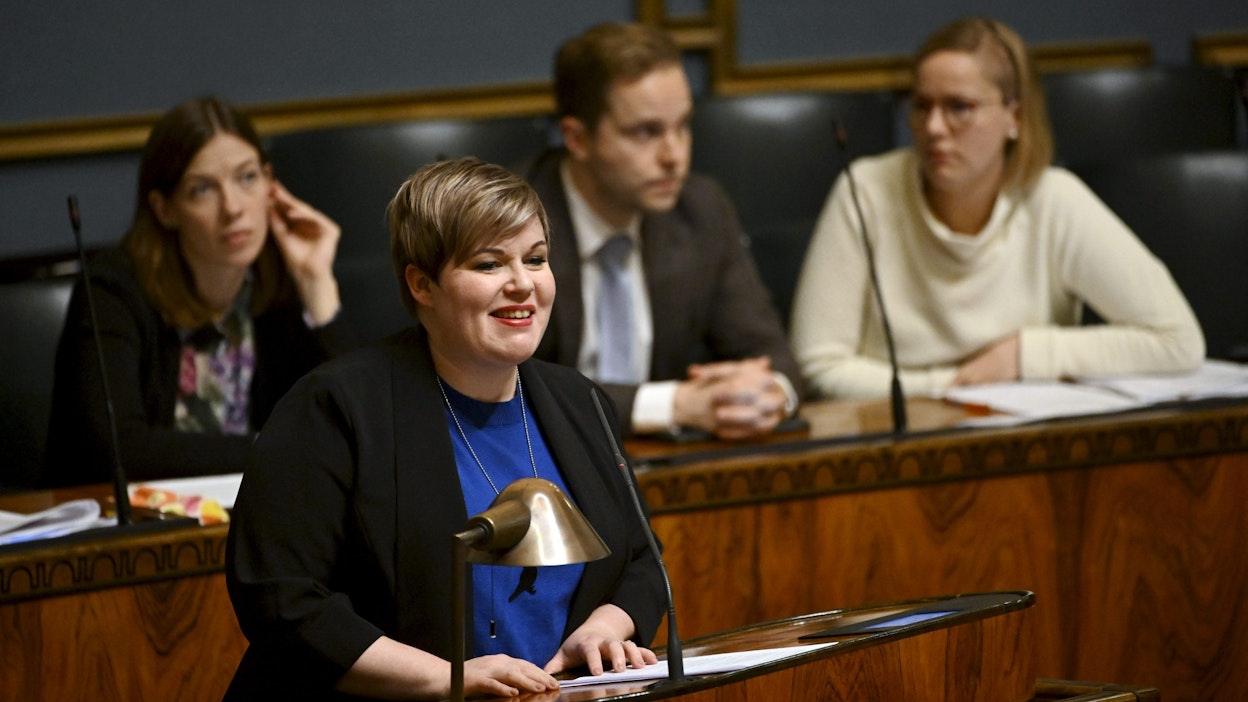 Valtiovarainministeri Annika Saarikko (kesk.). sanoi opposition vaihtoehtobudjettien käsittelyssä eduskunnassa, että kunkin puolueen esittämässä vaihtoehdossa ylijäämä on seitsemän miljardia euroa. LEHTIKUVA / Antti Aimo-Koivisto.