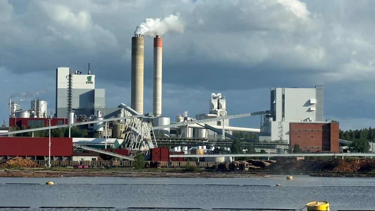 Kuvassa UPM:n kaukaan tehtaat.