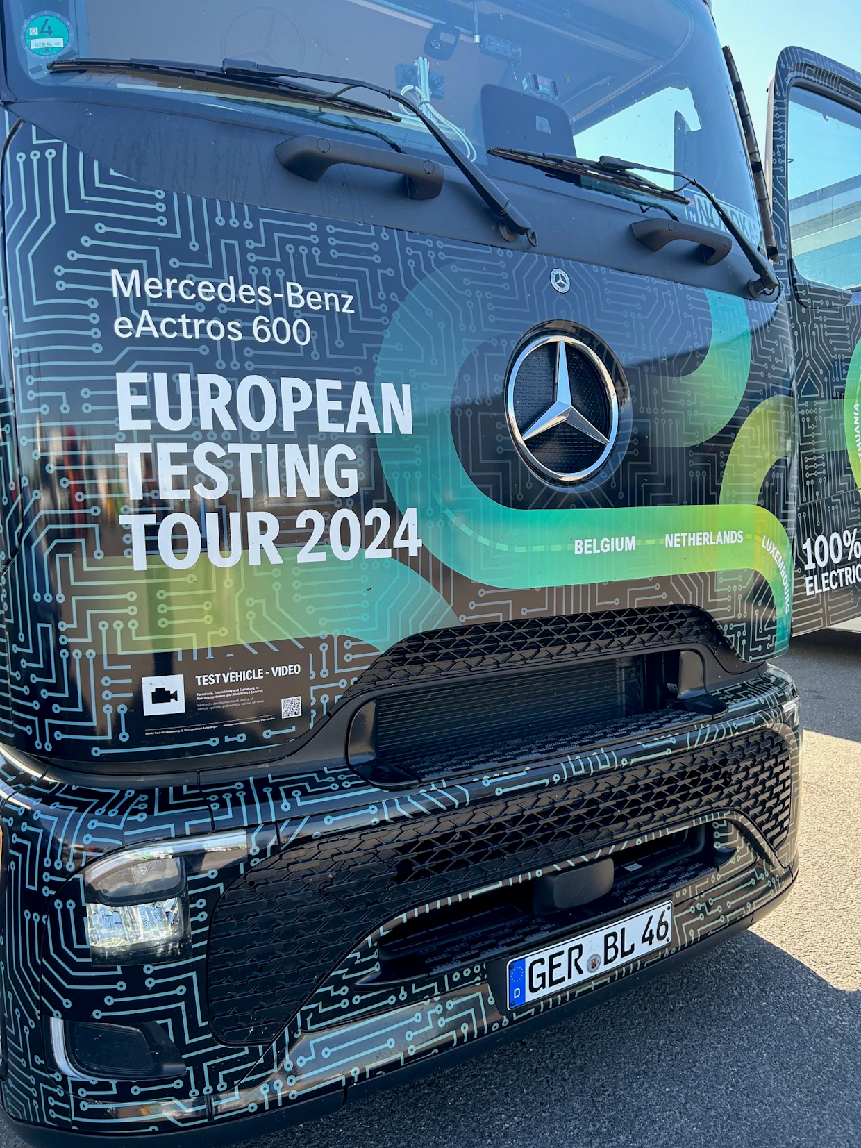 eActros on varustettu ProCabin-ohjaamolla. Erilaiset aerodynaamiset ratkaisut ovat tärkeä tuotekehityksen kohde ja esimerkiksi tässä ilmaa kulkee litroissa enemmän lävitse kuin vastaavassa dieselmallin hytin keulasta kulkee.