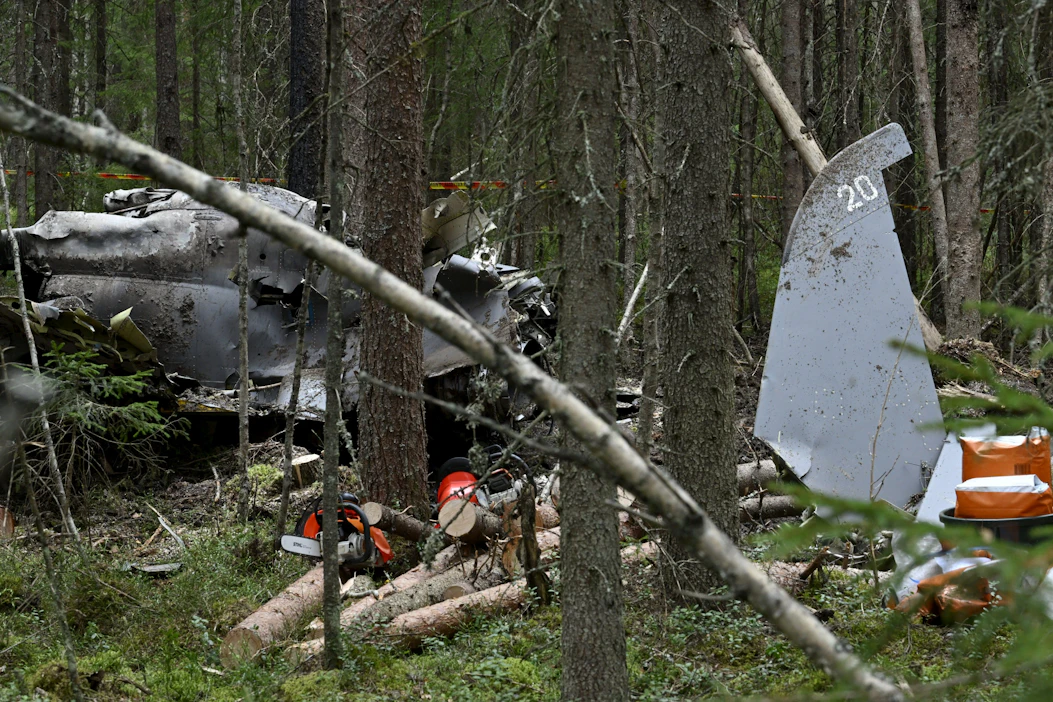 Hawk-suihkukone syöksyi alas Ilmavoimien harjoituksessa maanantaina iltapäivällä. LEHTIKUVA / HEIKKI SAUKKOMAA.
