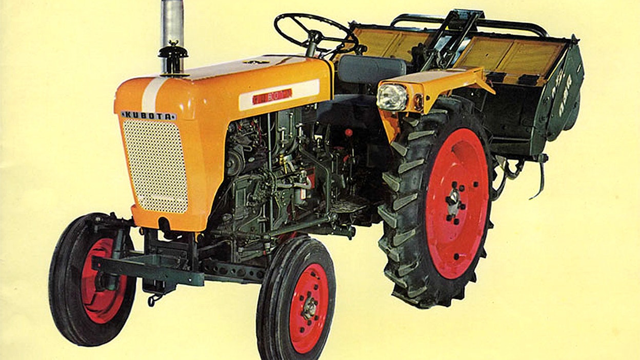 Ensimmäinen japanilainen nelipyörätraktori valmistui v. 1960. Tarjolla oli perusmalli Kubota T15, sekä kuvan L15R, joka soveltui paremmin riisipellolle. Vajaan tonnin painoisessa traktorissa oli 2-sylinterinen 17 hv:n diesel (884 cm³) ja 6-nopeuksinen vaihteisto. Laajempia vientimarkkinoita alkoi avautua 1970-luvulla, jolloin tuotevalikoimassa oli keveitä maanrakennuskoneitakin. 