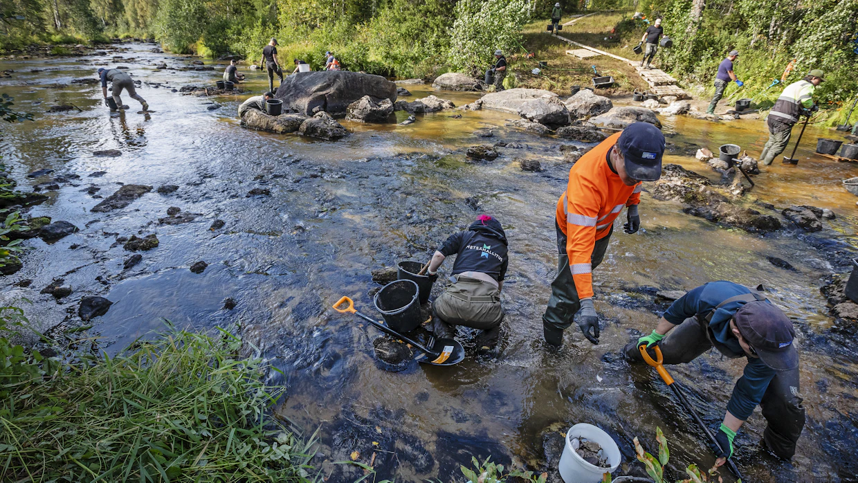 Suomussalmen Hukkajokea puhdistettiin vuosi sitten metsätöiden aiheuttamasta tuhosta. Liejua kannettiin ämpäreillä kuivalle maalle.