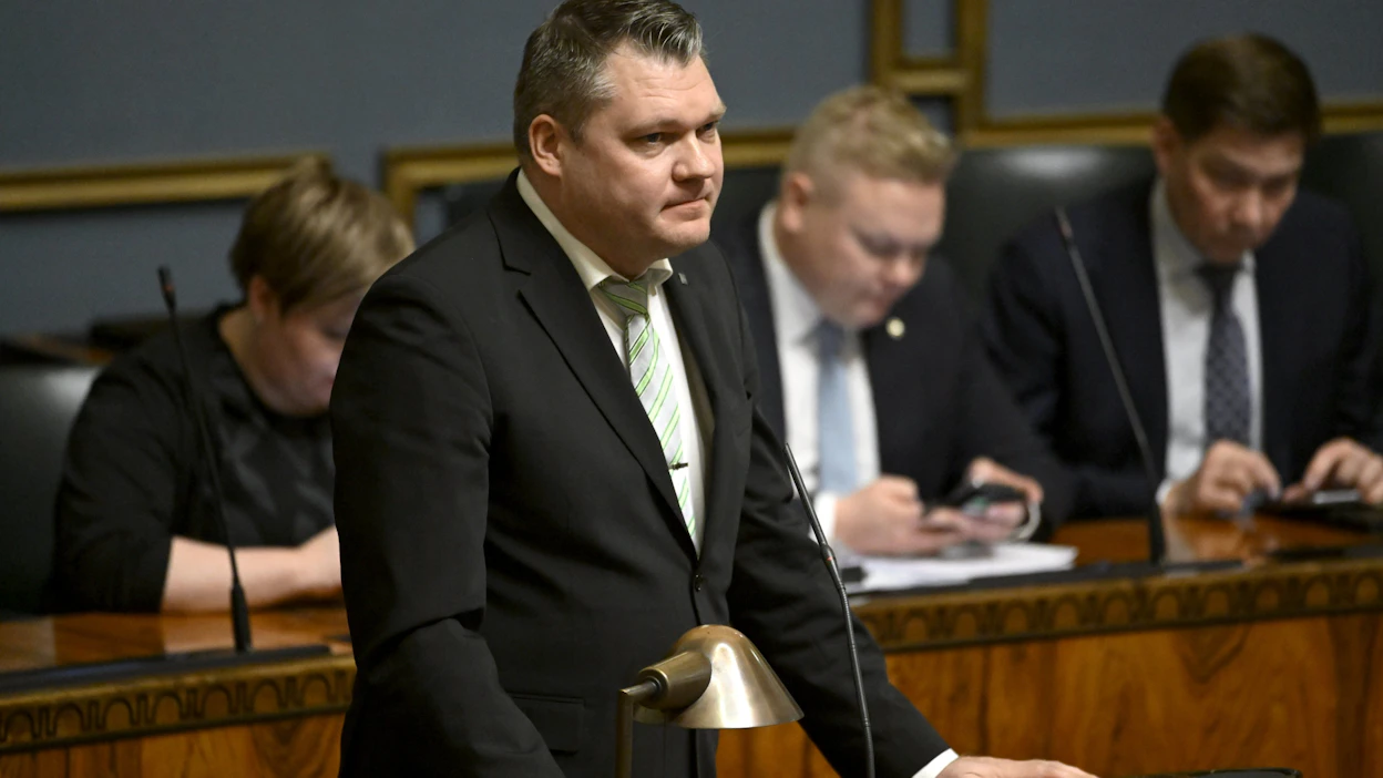 Kansanedustaja Mikko Savolan (kesk.) mielestä pääministeri Petteri Orpon (kok.) hallitus tuntuu keskittyvän järjestelmällisesti reuna-alueiden heikentämiseen.