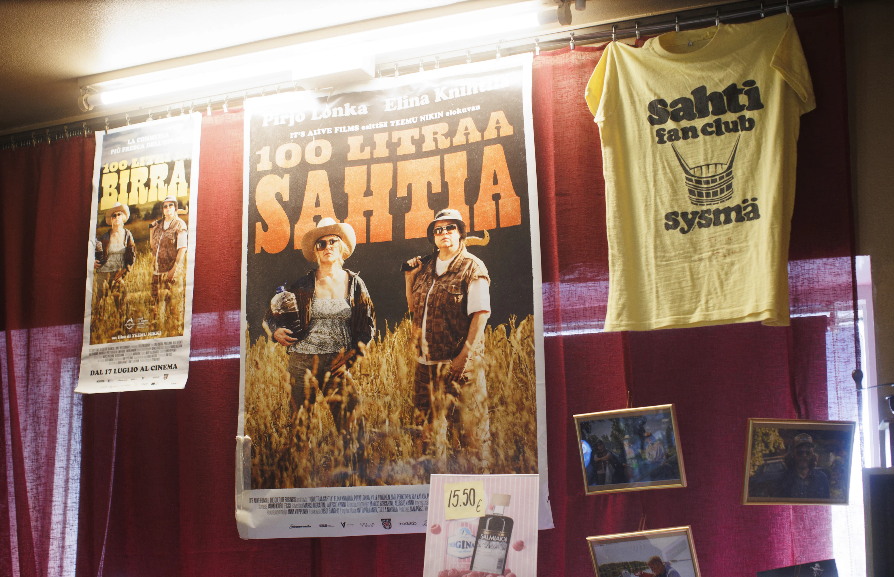 Matkabaarissa on esillä 100 litraa sahtia -julisteita. Sahti fan club Sysmä -paitoja tehtiin jo kymmeniä vuosia ennen elokuvaa.
