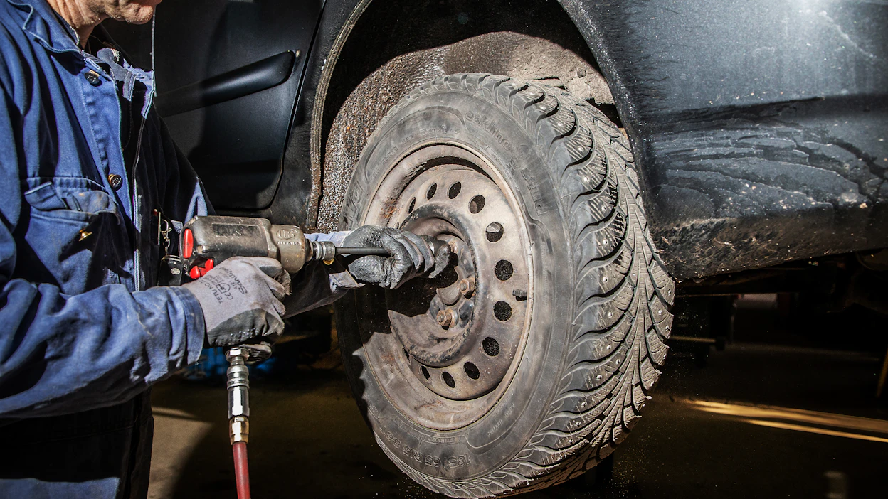 Tieliikennelain mukaan henkilöautoissa on käytettävä talvirenkaita marraskuun alusta maaliskuun loppuun, jos sää tai keliolosuhteet sitä edellyttävät.