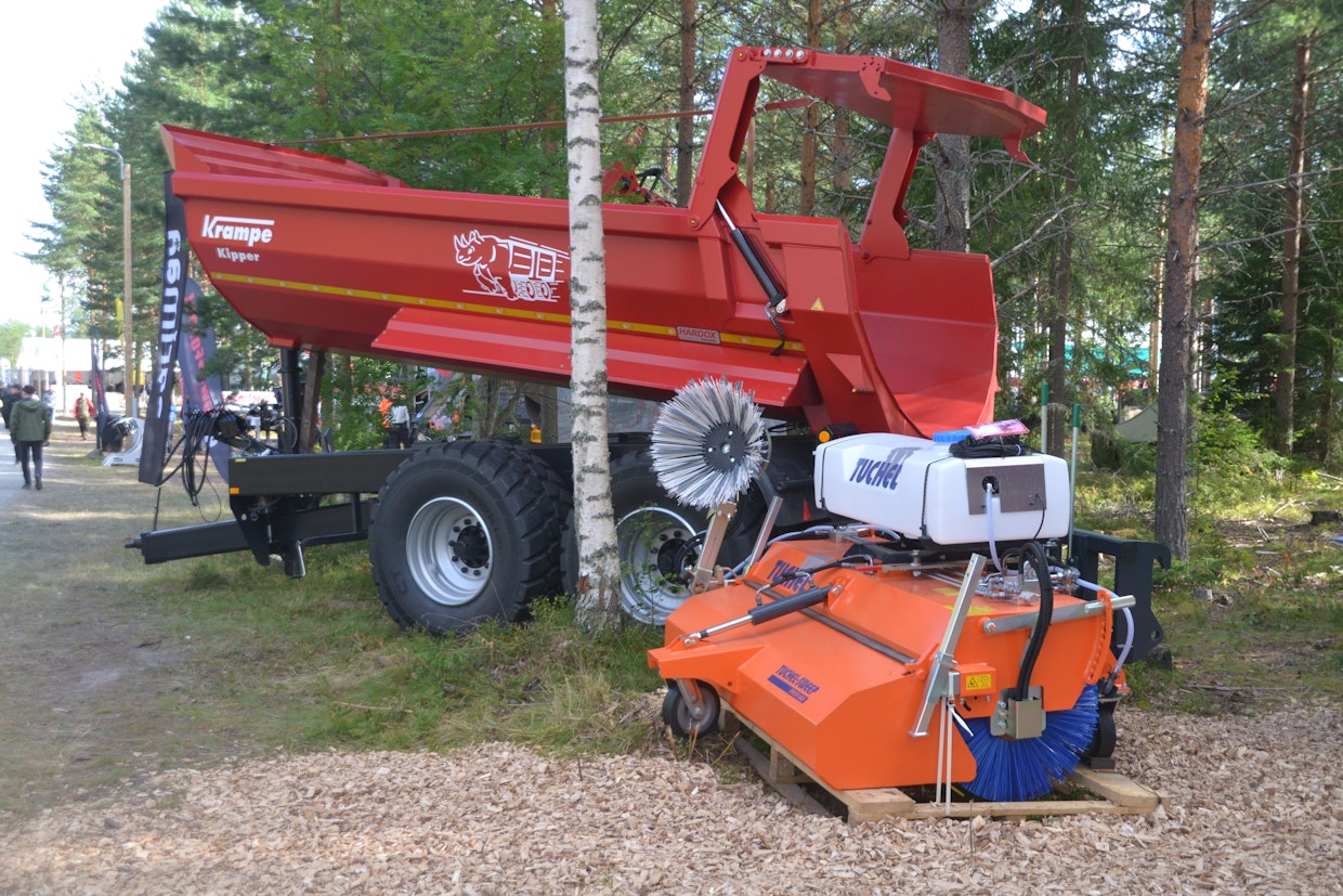 Agrimaa oli esillä Metkossa. Krampe on Tebben ohella Agrimaan edustama perävaunumerkki. Edustalla Tuchelin harjalaite.