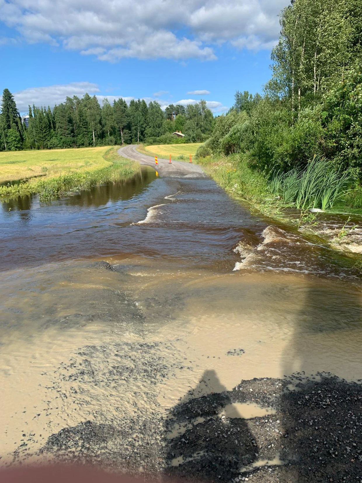 Sadevesi tulvi tielle Pirkanmaalla sunnuntaina.