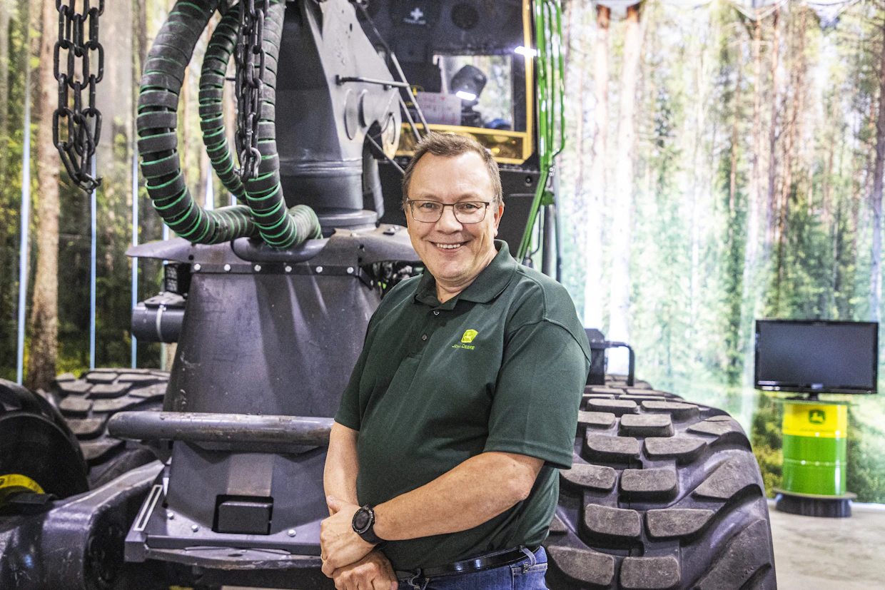 Toimitusjohtaja Timo Ylänen vastaa John Deere -konsernin metsäkoneliiketoiminnasta.