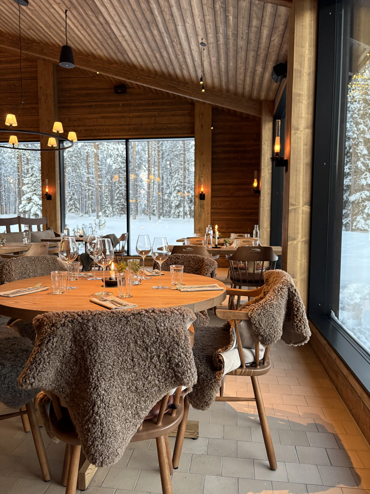 Jänkä Resortin ravintolan salissa tuoksuu puu. Sali täyttyi lounasaikaan äkkiä.