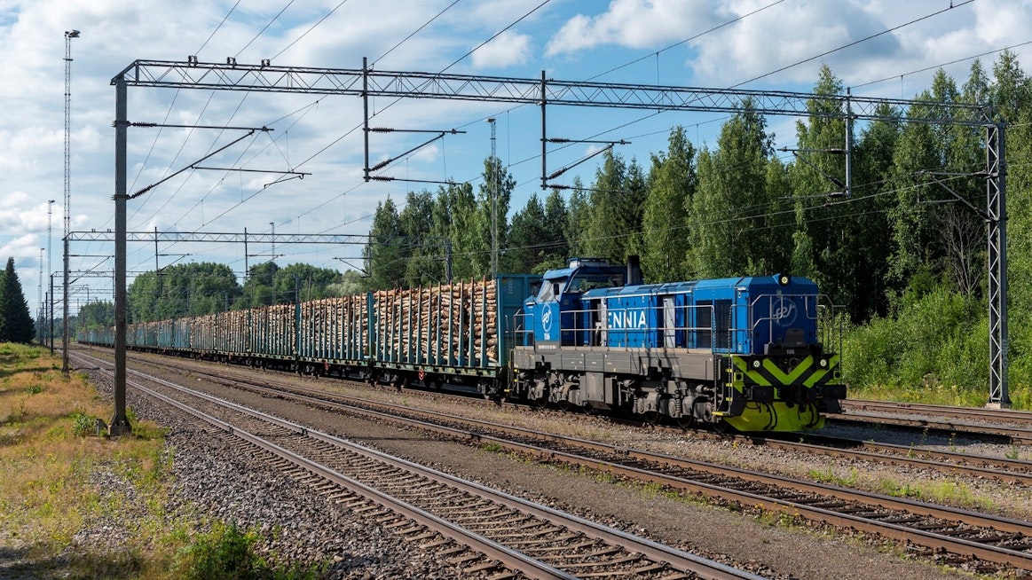 Ensimmäinen Fenniarailin vetämä raakapuujuna Jämsänkoskelta Kouvolaan Kuusankosken asemalle ajettiin 2. elokuuta 2022.