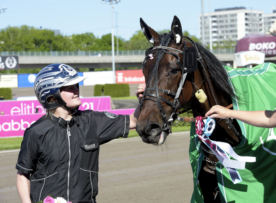 Yhden Miina Kinnusen viime vuoden neljästä STL-hoitajavoitosta toi Arquana As Elitloppetlauantain Diamantsto-finaalissa.