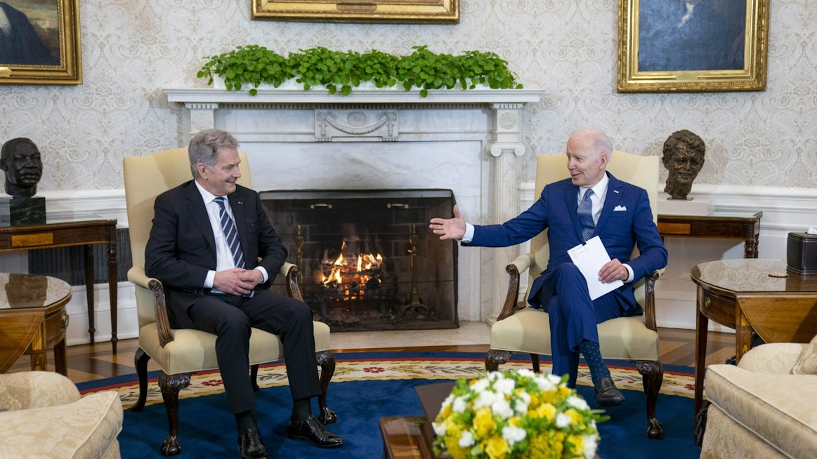 Presidentti Sauli Niinistö (vasemmalla) vieraili Valkoisessa talossa edellisen kerran maaliskuun alussa. Niinistö oli ensimmäinen valtionjohtaja, jonka Yhdysvaltain presidentti Joe Biden (oikealla) tapasi kasvotusten Venäjän aloittaman hyökkäyssodan alkamisen jälkeen. LEHTIKUVA/AFP
