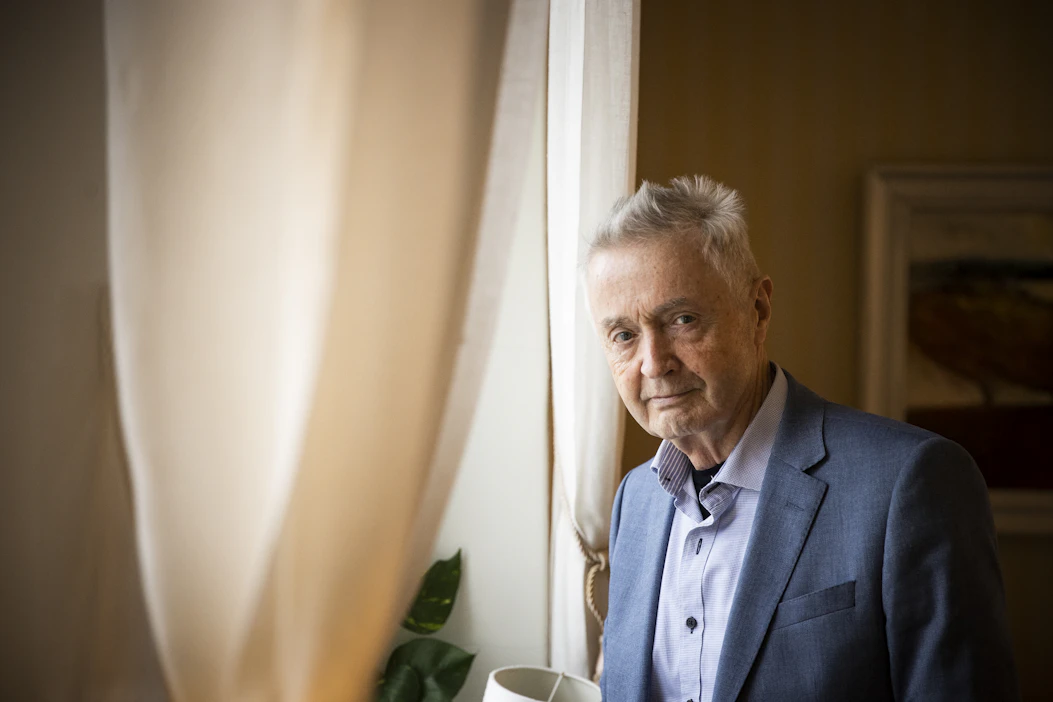 Ennen eläkkeelle jäämistään Jukka Kuoppamäki toimi pappina Stuttgartissa, Wupperthalissa ja Dortmundissa. Puoliso Sirpa hoitaa yhteydenpidon perheen ystäviin, sillä Jukka ei käytä nettiä. Hän ei ole kiinnostunut nykytekniikasta.