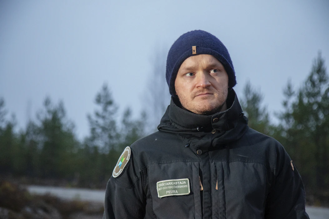 Poliisin ja erätarkastajan voi kohdata pääasiassa Pohjois-Karjalan ja Pohjois-Savon maakunnissa, mutta tarvittaessa myös muualla. Kuvassa erätarkastaja Tobias Peura.