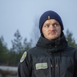 Poliisin ja erätarkastajan voi kohdata pääasiassa Pohjois-Karjalan ja Pohjois-Savon maakunnissa, mutta tarvittaessa myös muualla. Kuvassa erätarkastaja Tobias Peura.
