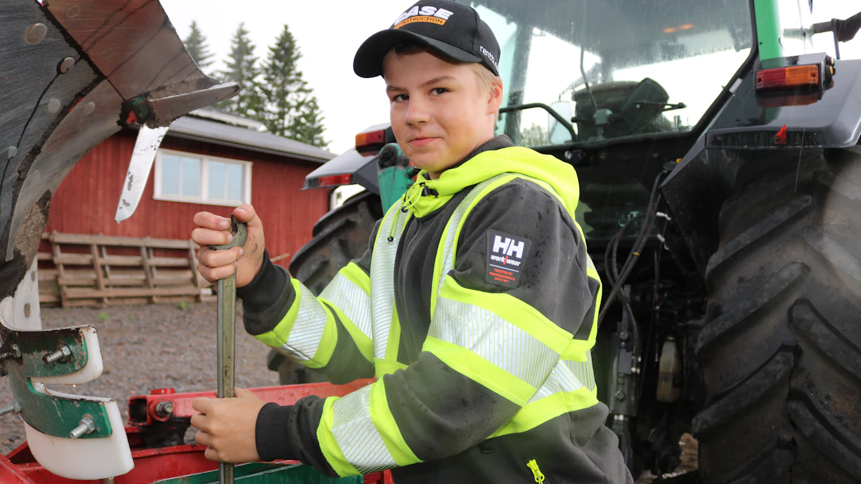 Kaivuritöiden ohella nuori koneyrittäjä Vesperi Laino tekee mielellään myös traktorihommia, huolloista ja pienistä korjauksista lähtien.