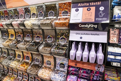 Irtokarkkien ja muiden herkkujen väärin punnitseminen voi tuntua nuoresta pikkurikkeeltä, vaikka siitä voi tulla poliisiasia.