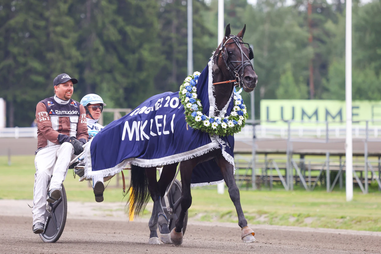 Don Fanucci Zet toi kunniakierrokselle tutut menestyjät. Ohjastaja Örjan Kihlström on voittanut St Michelin aikaisemmin Un Mec d’Heriprellä 2016 ja 2006 Giant Diablolla, valmentaja Daniel Redén Heavy Soundilla vuonna 2018.